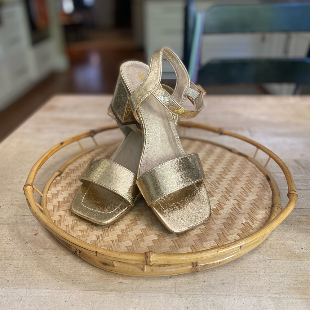 Ladies Shiny Dressy Arula Gold Block Heel Shoes 7W NWOT’s